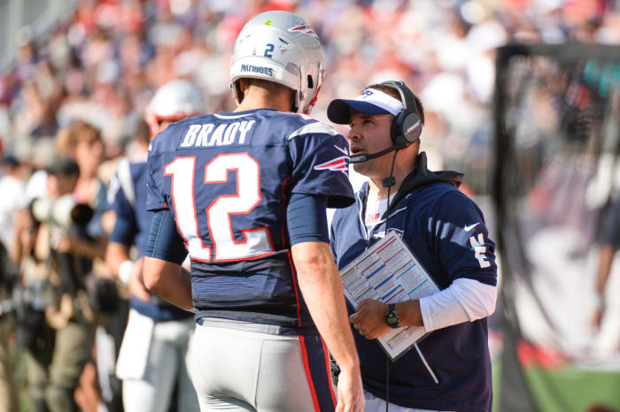 Josh McDaniels talks to Tom Brady.