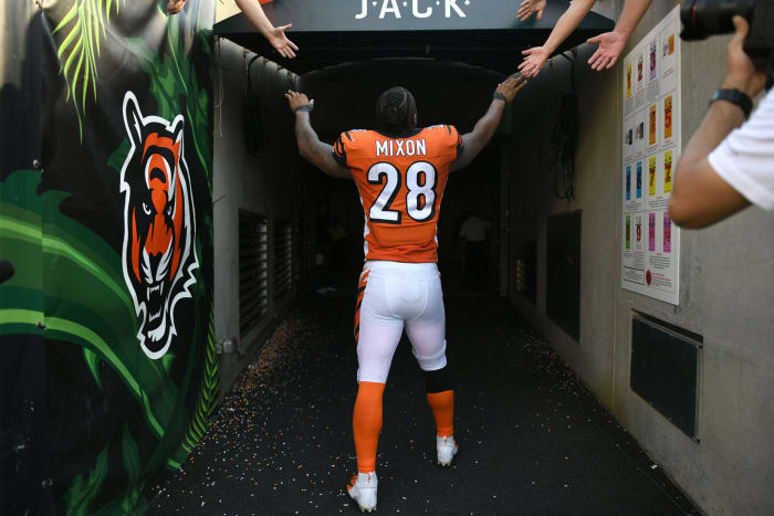 Joe Mixon walking into the tunnel.