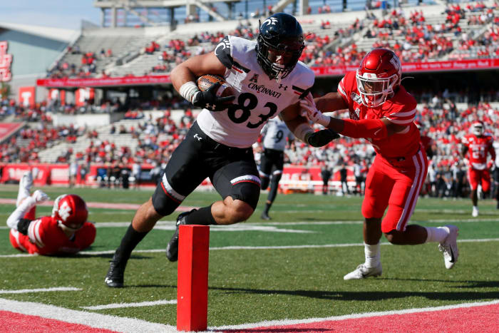 Josiah Deguara catches a touchdown pass for the Cincinnati Bearcats.