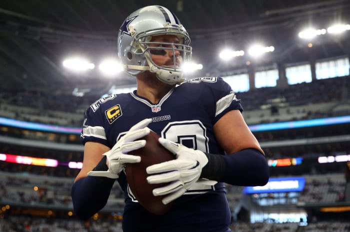 Jason Witten warms up before a game.