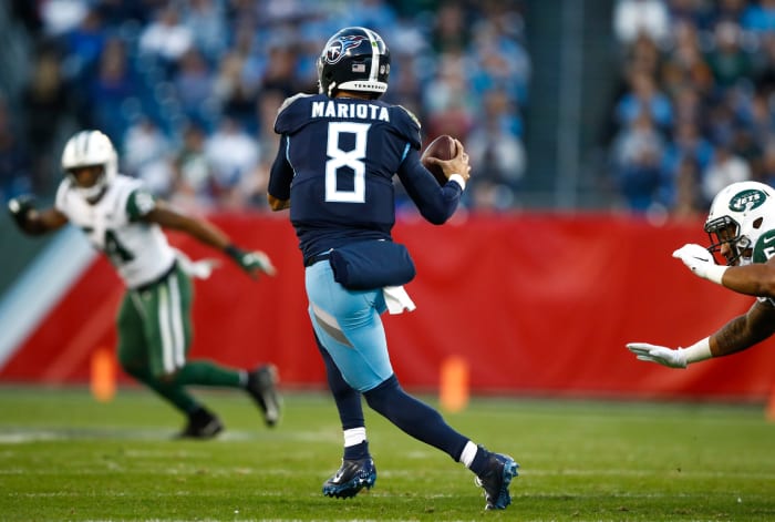 Marcus Mariota throwing a pass.