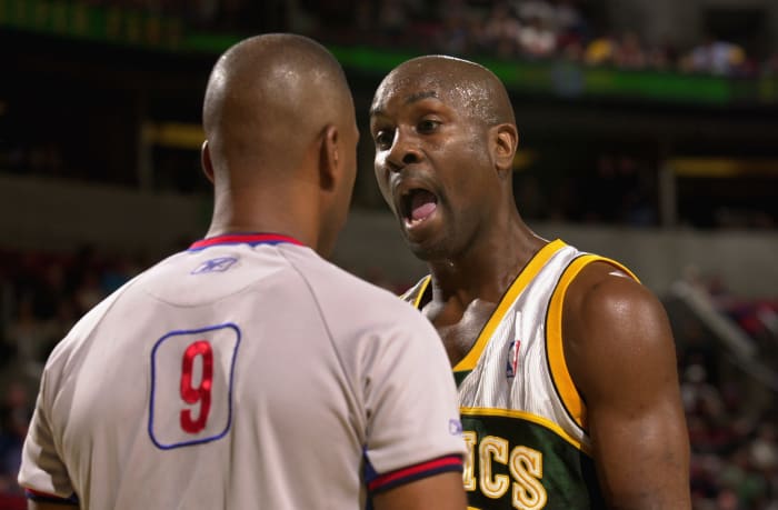Gary Payton yelling at a referee.