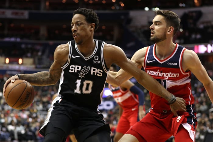 DeMar DeRozan dribbling the ball.