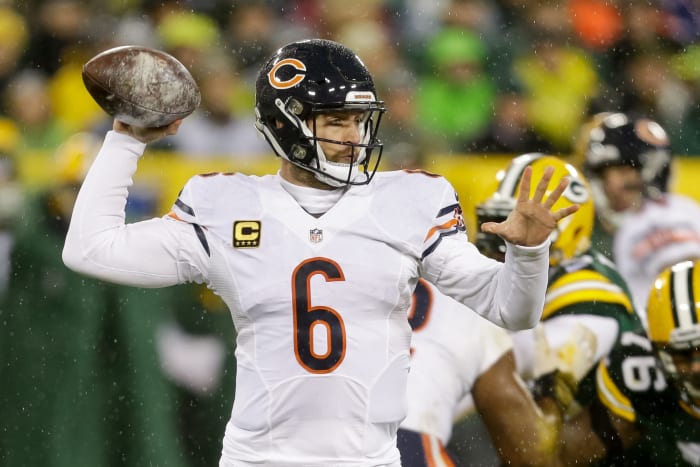 Chicago Bears quarterback Jay Cutler throwing a pass.
