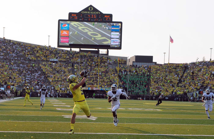 Oregon wideout Devon Allen catches a pass against Michigan State.