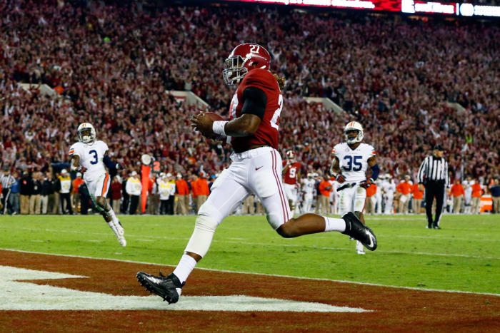 Derrick Henry scoring a touchdown.