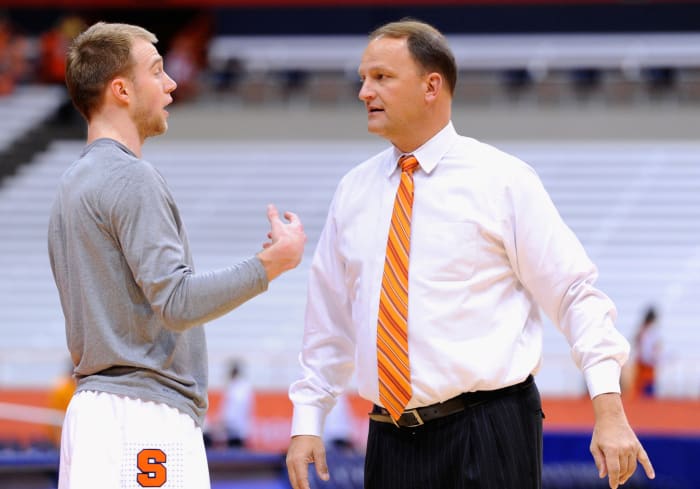 Dan Dakich talks to a Syracuse player.