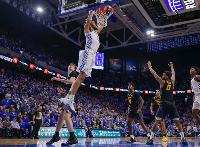 Kentucky forward Kahlil Whitney dunks.