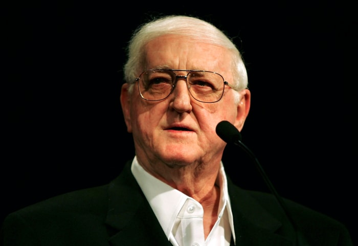 Dan Jenkins accepts an award.