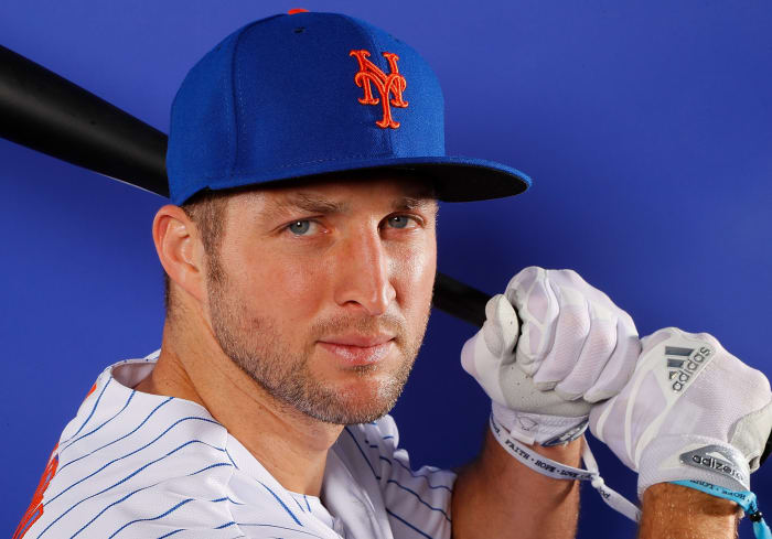 Tim Tebow posing for photo day with the Mets.