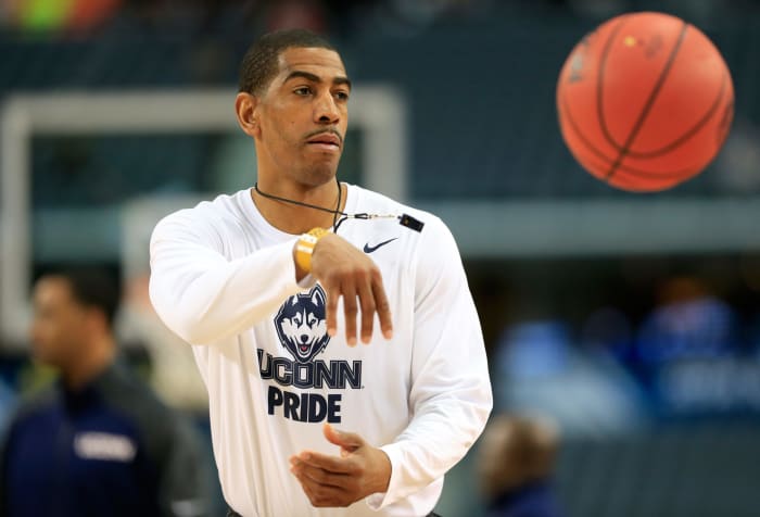 Kevin Ollie passing the basketball during a practice.