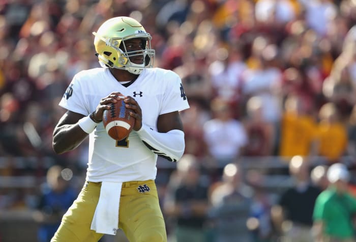 Brandon Wimbush passing the ball for Notre Dame.