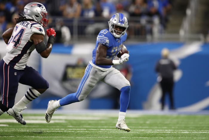 Kerryon Johnson running with the football.
