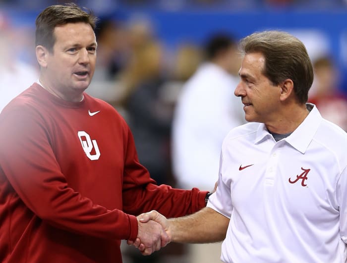 Bob Stoops and Nick Saban shaking hands.