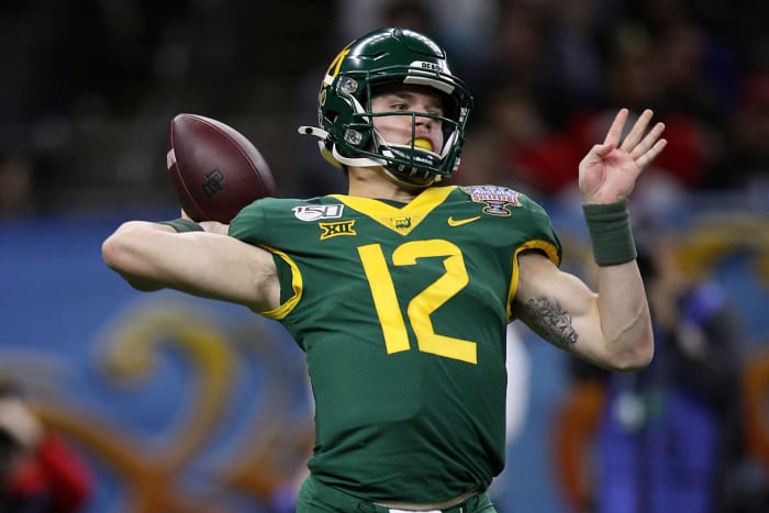 Baylor quarterback throws a pass in the Sugar Bowl.