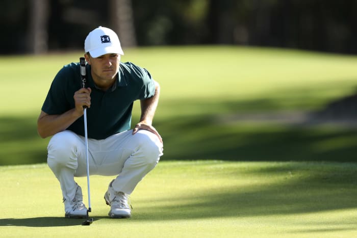 Jordan Spieth reading the green.