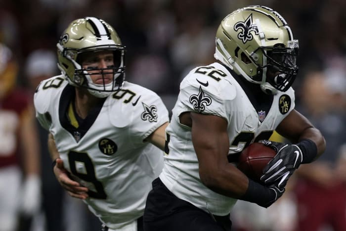 Drew Brees hands off to Mark Ingram.