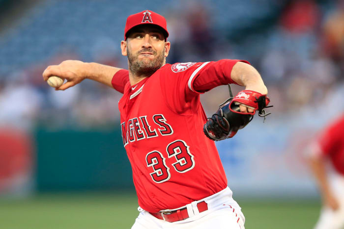 Matt Harvey throws a pitch.