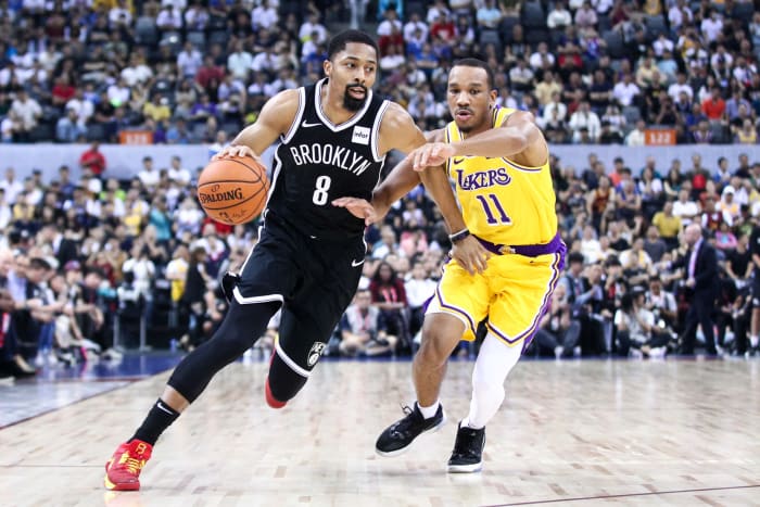 Spencer Dinwiddie drives to the rim.