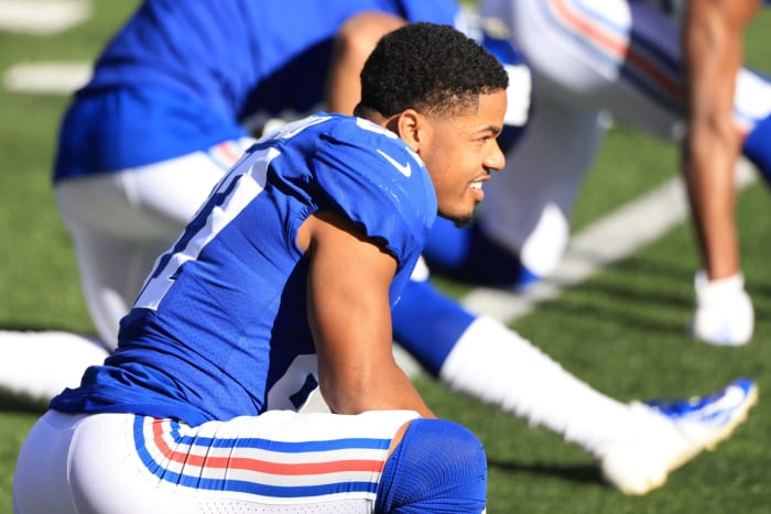 New York Giants players on the bench.