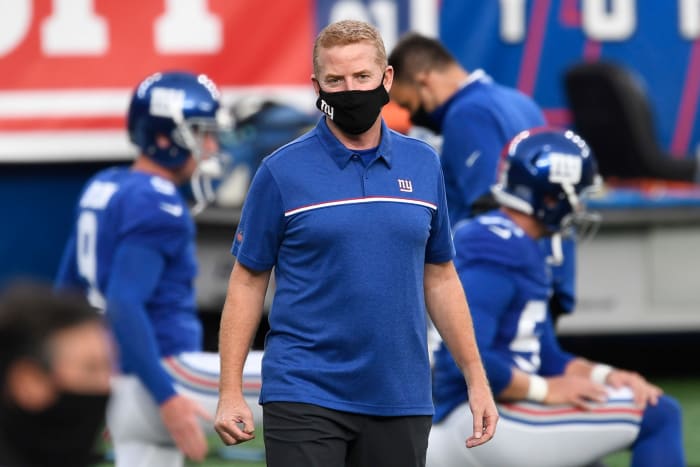 Jason Garrett on the sidelines for the Giants.