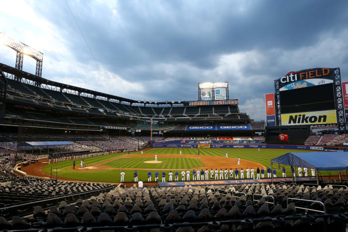 Mets and Marlins players observe a moment of silence.