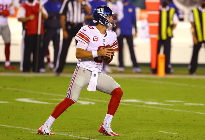 Daniel Jones drops back to pass.