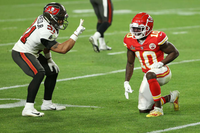 Antoine Winfield Jr. holds up two fingers and taunts Tyreek Hill.