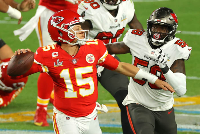 Patrick Mahomes escapes the rush.