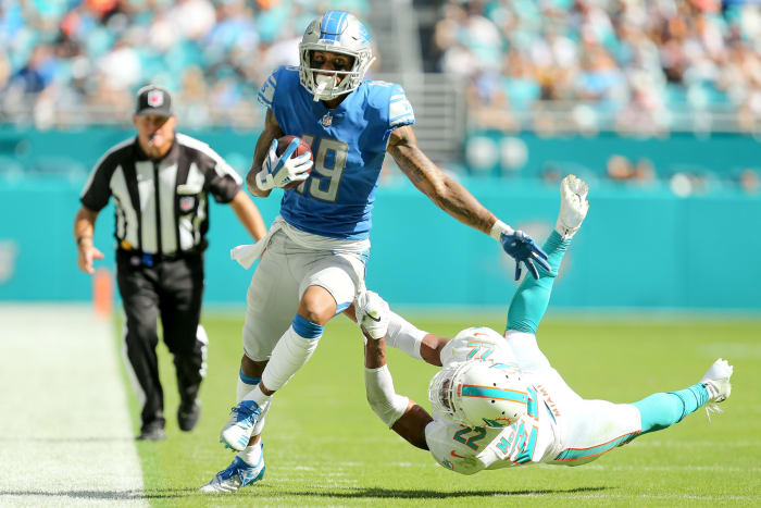 Detroit Lions WR Kenny Golladay running with the football.