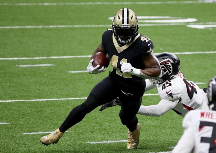 Alvin Kamara running with the ball.