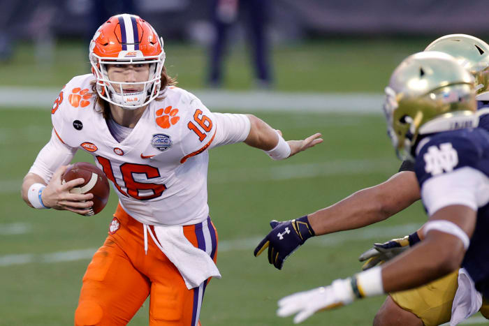 Trevor Lawrence runs against Notre Dame.