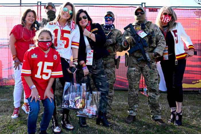 Randi Mahomes poses for a picture with relatives.