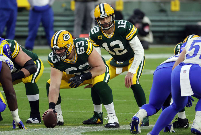 Corey Linsley prepares to snap the ball to Aaron Rodgers