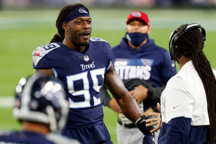 Jadeveon Clowney talks to his teammates.