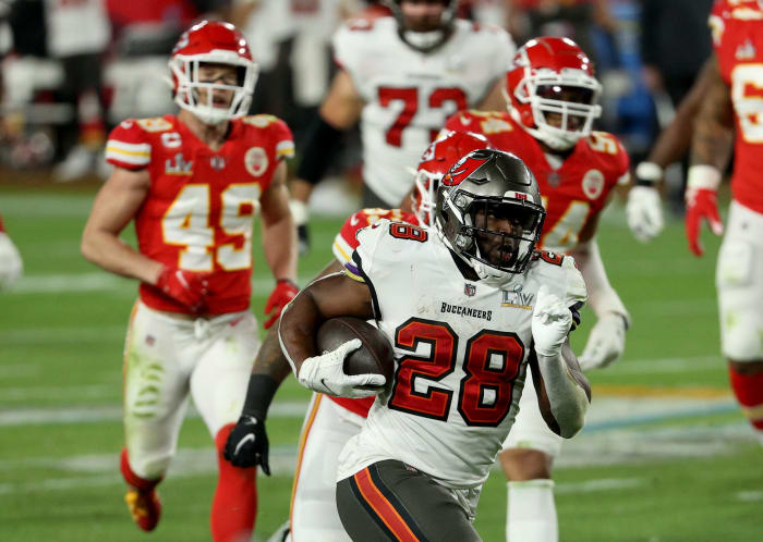 Leonard Fournette runs for a touchdown.