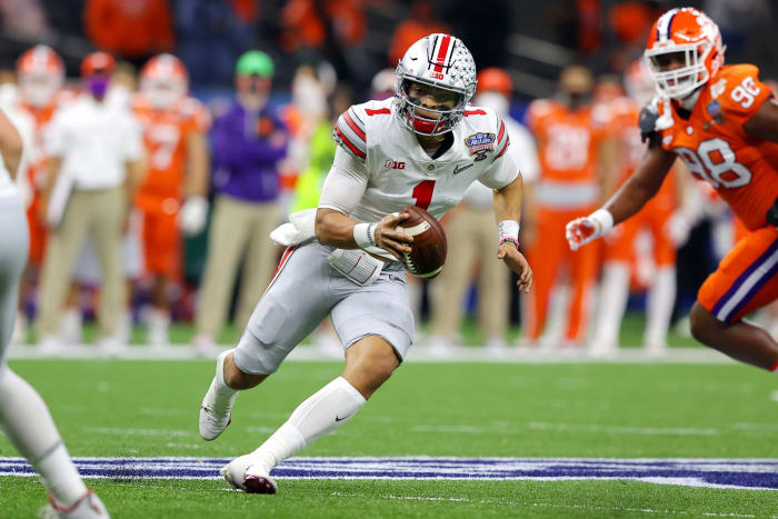 Justin Fields runs for Ohio State.