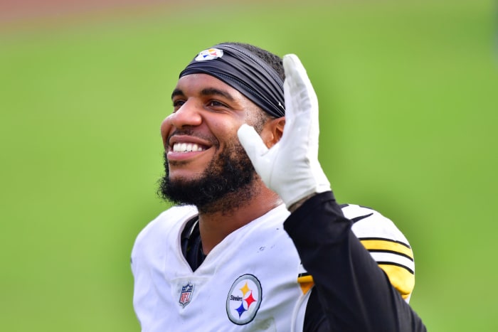 Eric Ebron waves to fans.