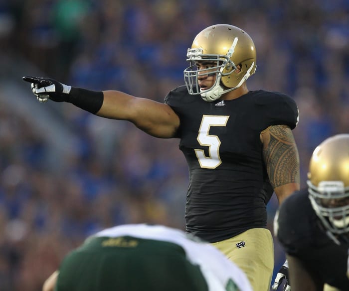 Manti Te'o pointing while wearing a Notre Dame football uniform.
