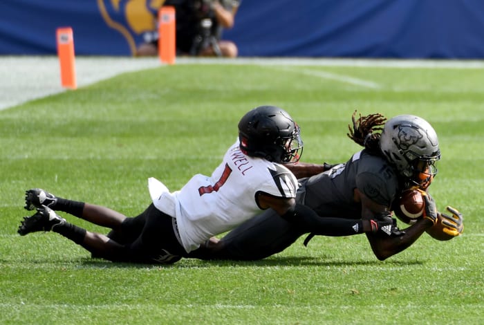 Jason Pinnock intercepts a pass.