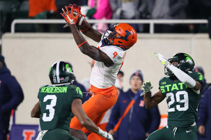 Josh Imatorbhebhe makes a catch in the fourth quarter.