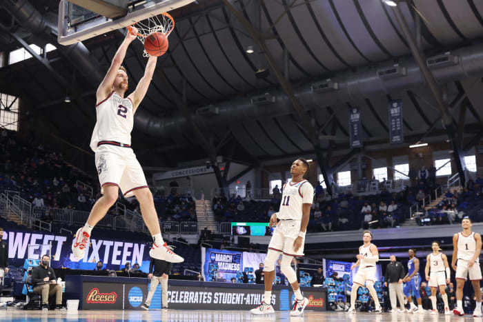 Drew Timme #2 of the Gonzaga Bulldogs dunks the ball in a college basketball game.