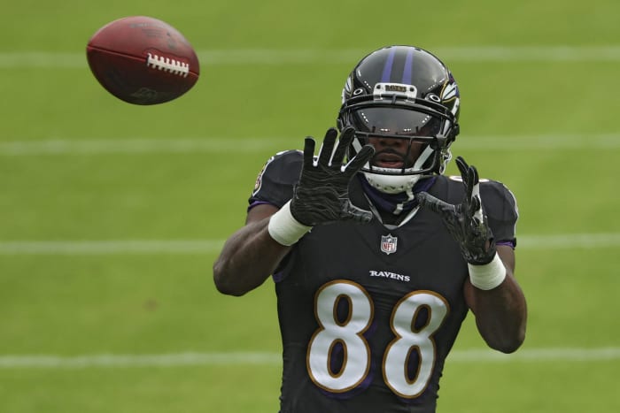 Ravens wide receiver Dez Bryant warming up