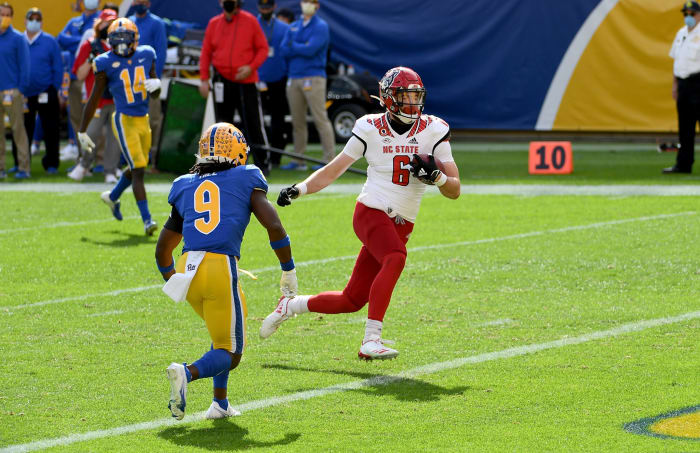 Cary Angeline runs in for a touchdown.
