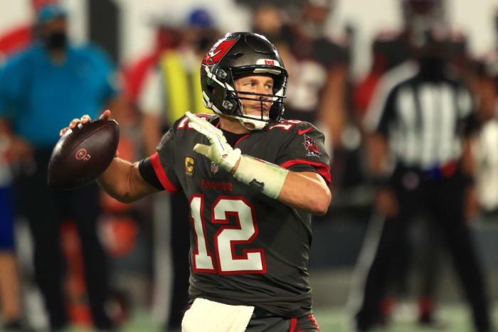 Tom Brady gets ready to pass for the Buccaneers