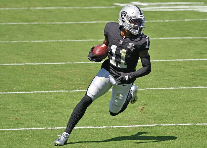 Henry Ruggs runs with the ball for the Las Vegas Raiders.