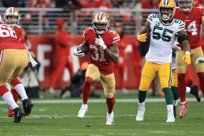 Raheem Mostert runs the ball for the 49ers.
