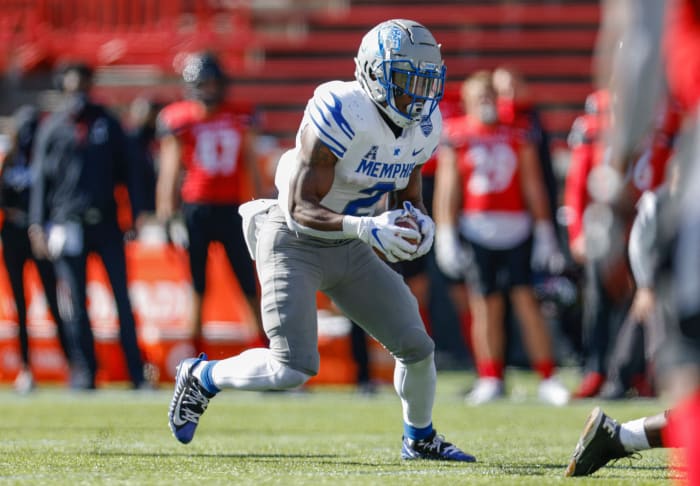 Rodrigues Clark runs the ball.