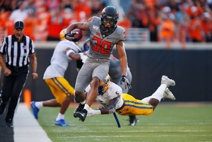 Chuba Hubbard carries the football for Oklahoma State.