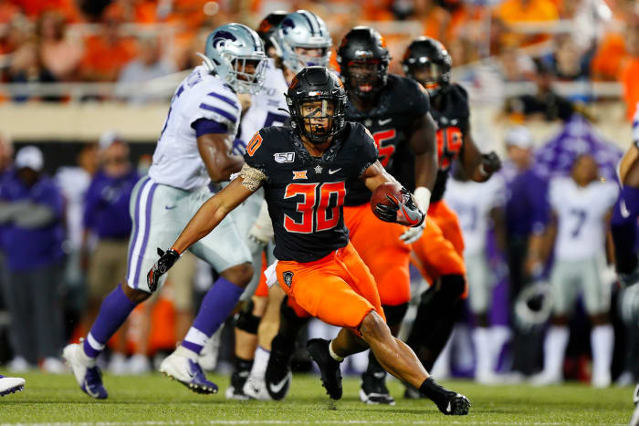 Chuba Hubbard runs the ball for Oklahoma State.